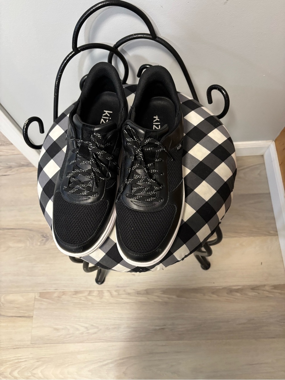 Kizik women’s size 12 blk tennis shoes